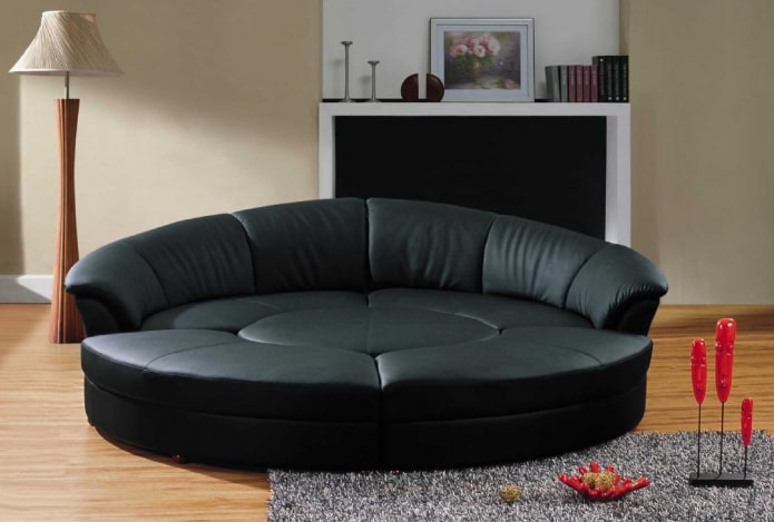 ovales Klappsofa im Innenraum