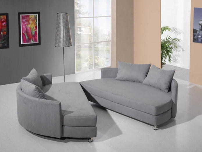 halbrundes Klappsofa im Innenraum