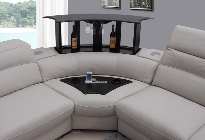 Klappsofa mit Bar im Innenraum