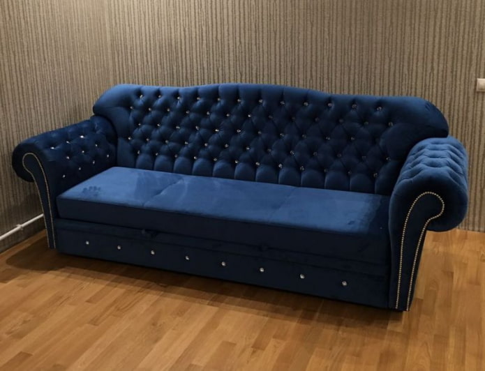 Klappsofa mit Strasssteinen im Innenraum