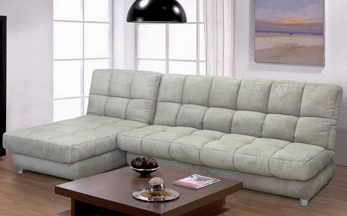 Klappsofa mit Chaiselongue im Innenraum