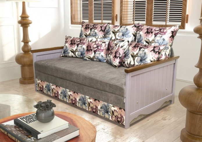 Klappsofa im Provence-Stil