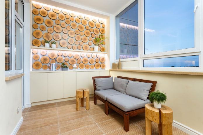 Sofa mit Rahmen im Innenraum einer Loggia