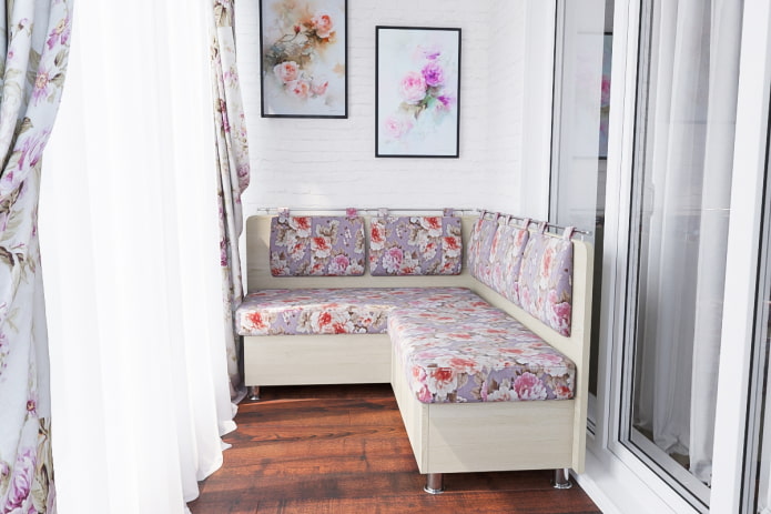 Ecksofa im Inneren der Loggia