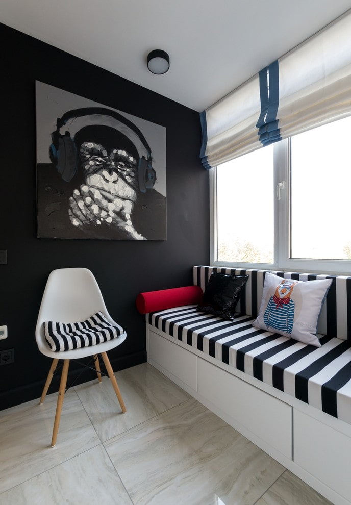 schmales Sofa im Inneren der Loggia
