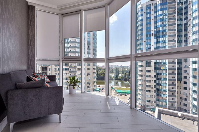 Sofa im Inneren eines Panoramabalkons