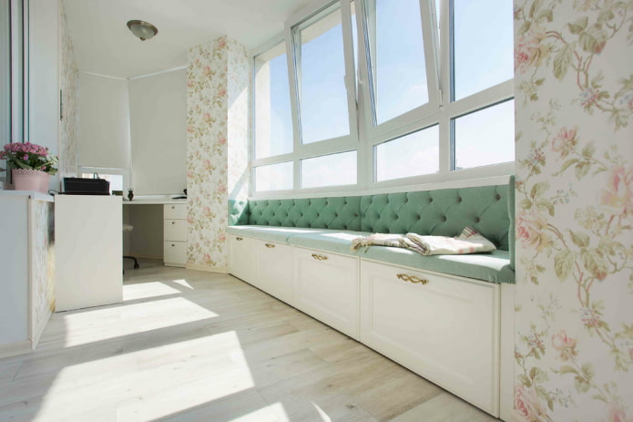 schmales Sofa im Inneren der Loggia