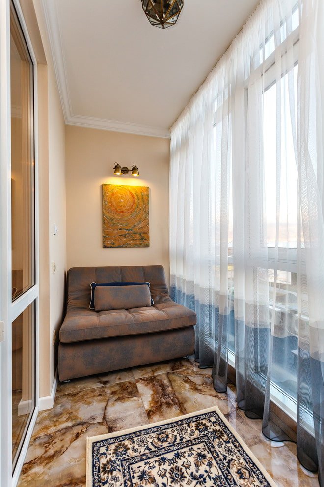 Sofa im Inneren eines schmalen Balkons