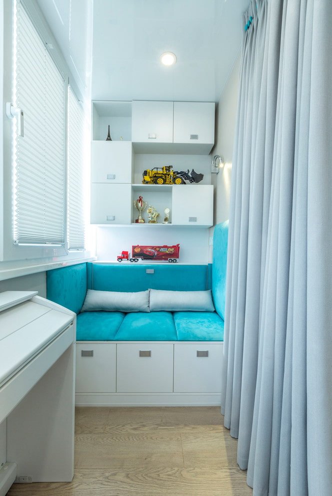 Sofa im Inneren eines schmalen Balkons