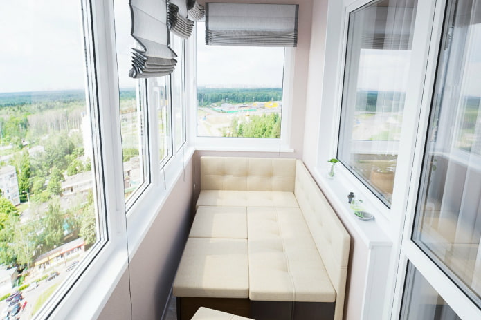 Schlafsofa im Inneren der Loggia