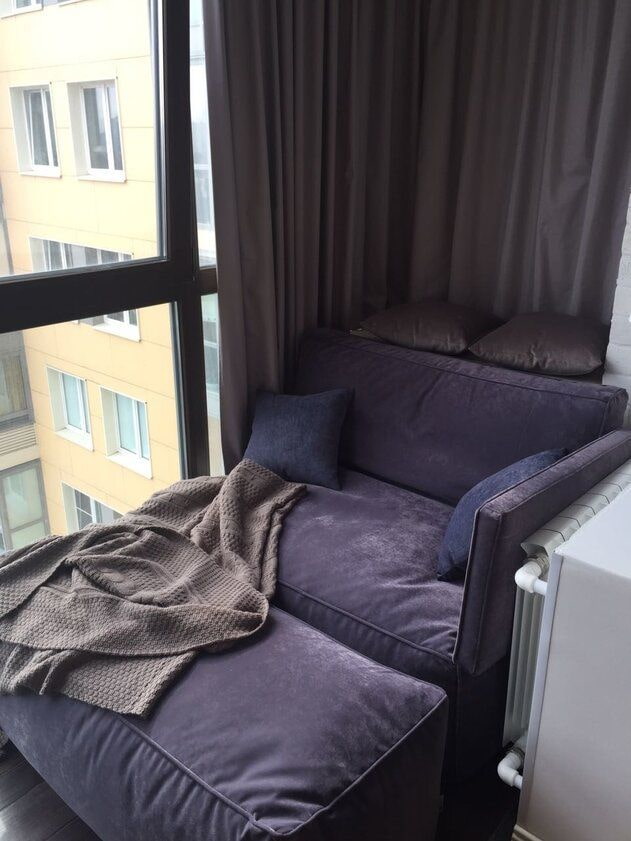 rahmenloses Sofa im Inneren der Loggia