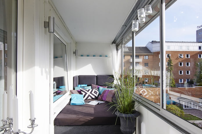 Schlafsofa im Inneren der Loggia