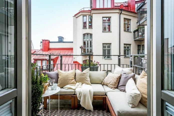 Sofa auf einer offenen Loggia