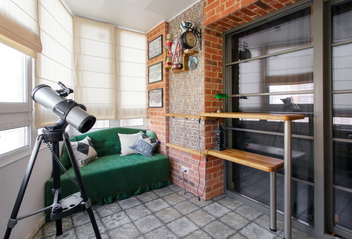 freistehendes Sofa im Inneren der Loggia