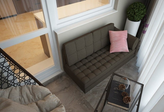 freistehendes Sofa im Inneren der Loggia