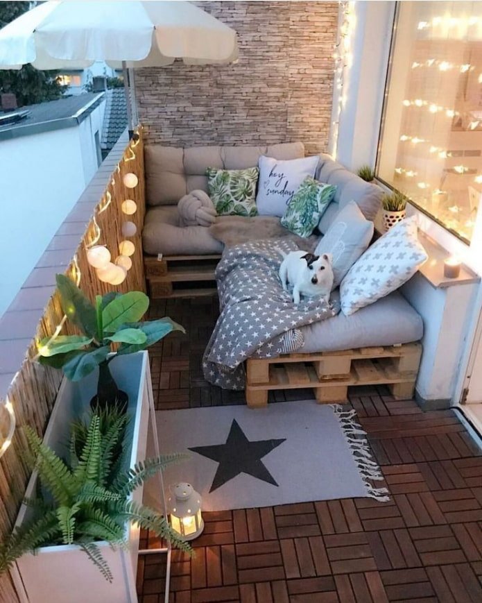Palettensofa im Balkonbereich