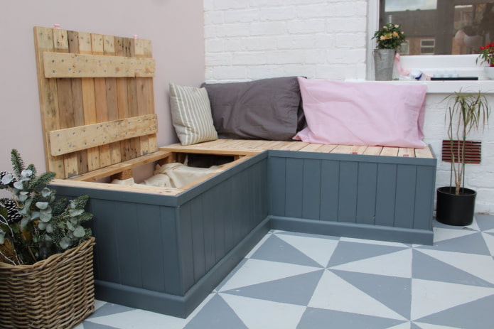 Holzsofa im Inneren des Balkons