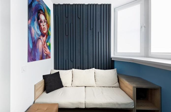 Sofa im Inneren der Loggia