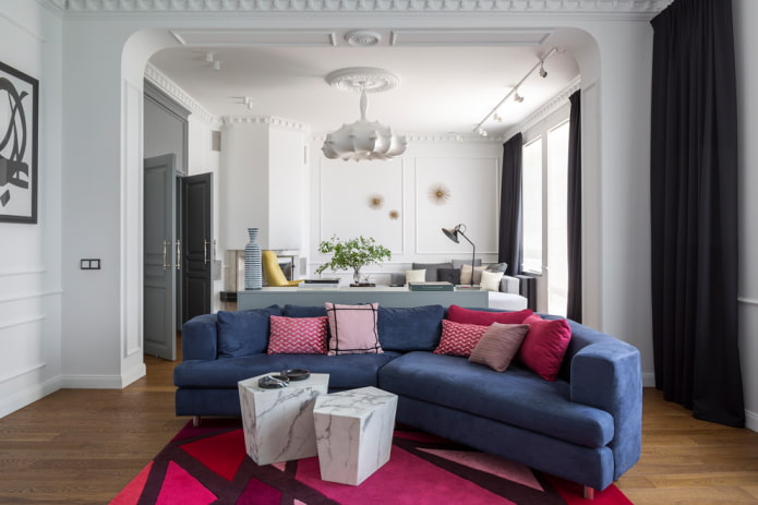 Blaues halbrundes Sofa