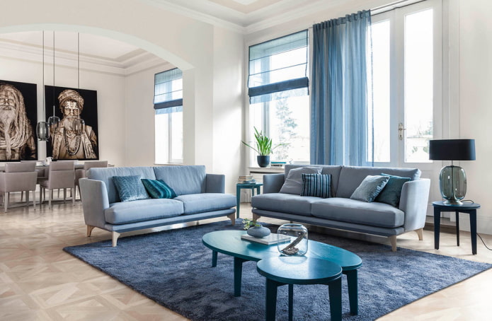 Identische Sofas im Winkel