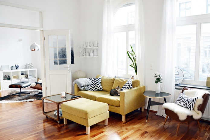 Senffarbenes Sofa mit Ottomane