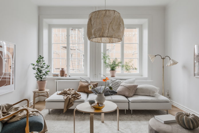 Sofa mit dem Rücken zum Fenster