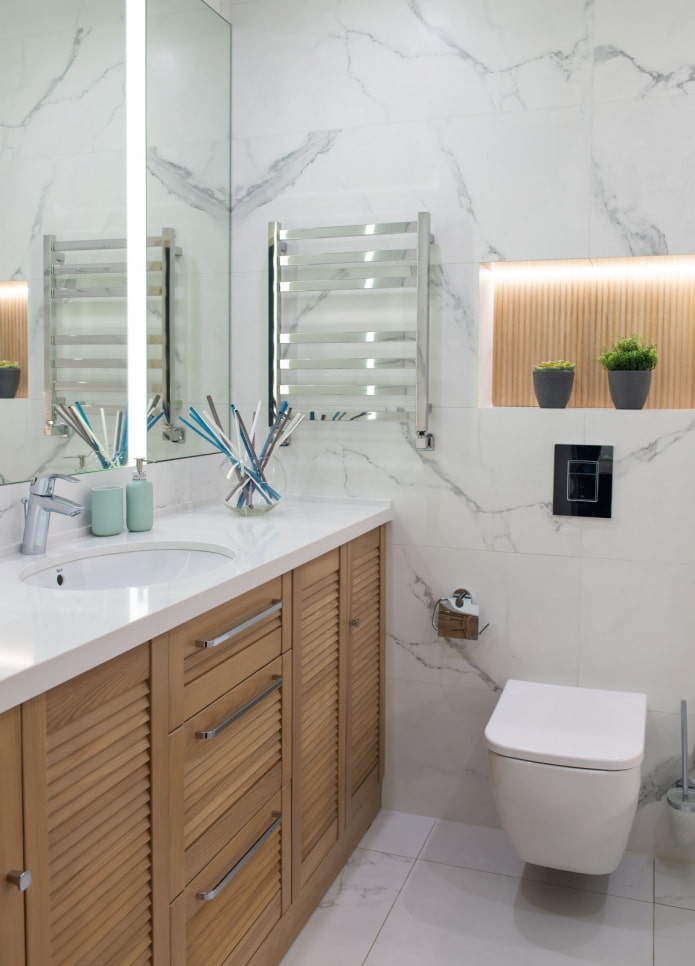 Marmor und Holz in einem kleinen Badezimmer