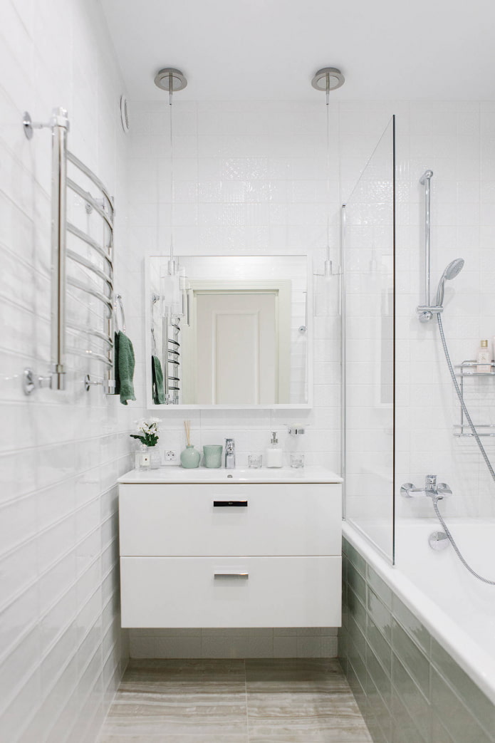Weißes Badezimmer