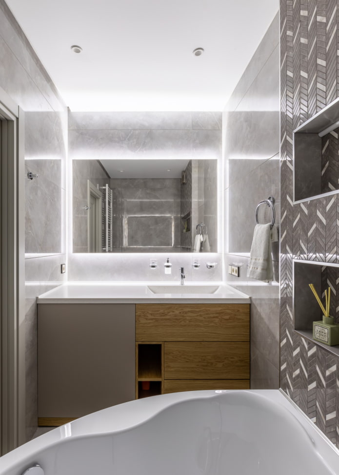 Großer Spiegel im Badezimmer