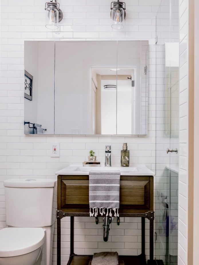 Schrank mit Spiegelfronten