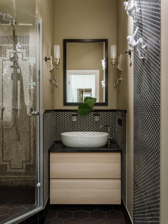 Dekoration mit Figuren im Badezimmer