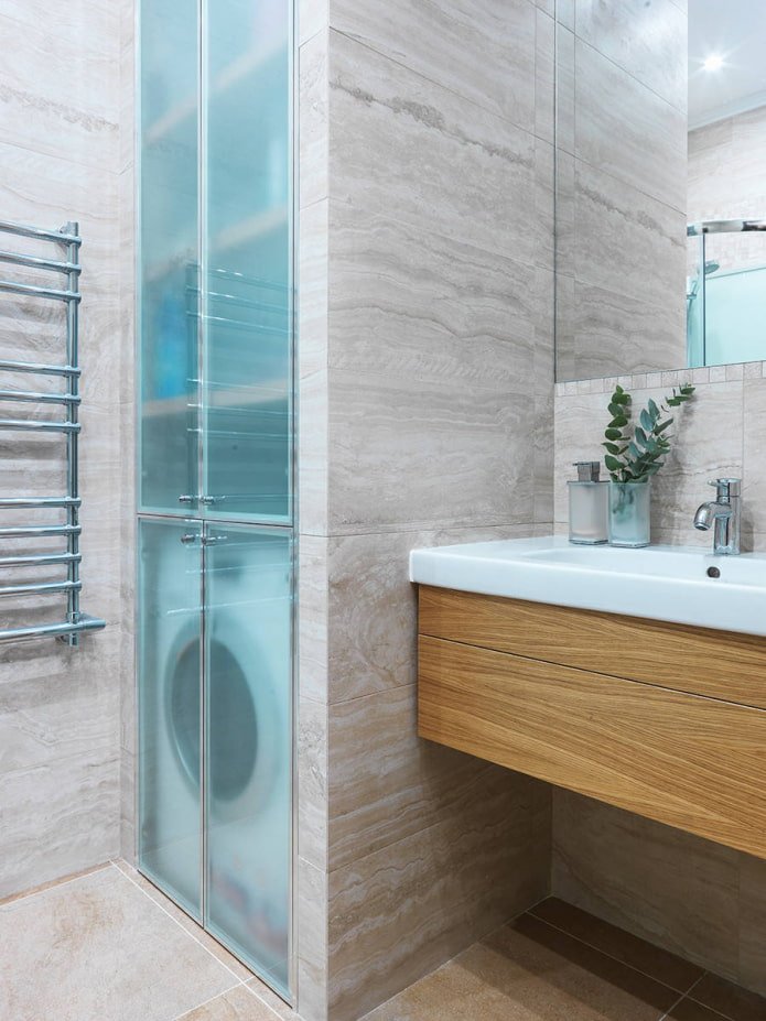 Schrank mit transparenten Fassaden