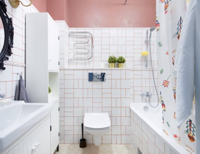 Weißes und rosa Badezimmer