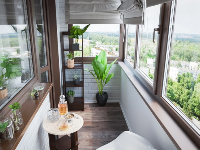 Wanddekoration auf dem Balkon in einer Chruschtschow-Wohnung