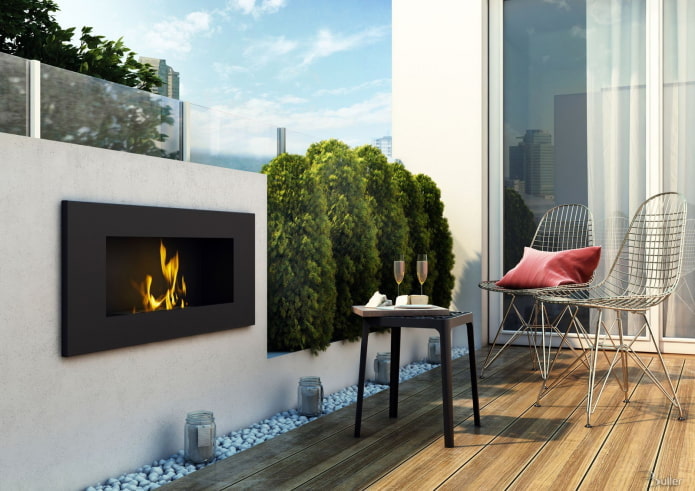 Kamin im Inneren des Balkons