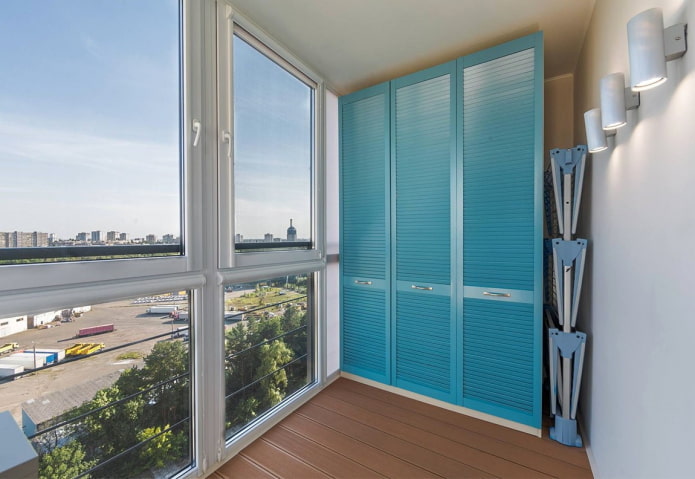 Fensterdekoration im Inneren der Loggia