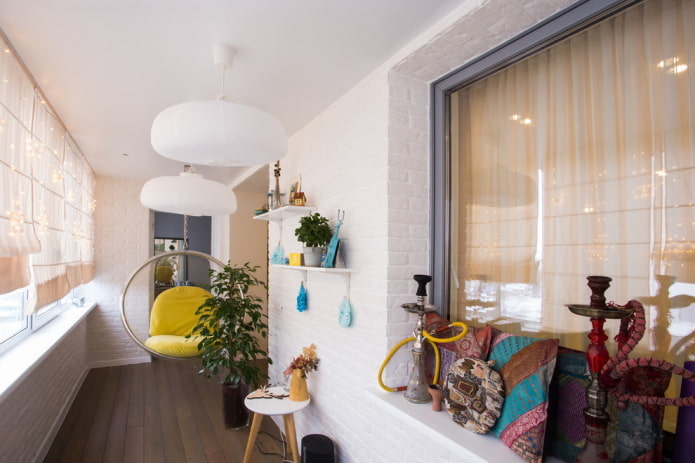 Deckendekoration im Inneren des Balkons