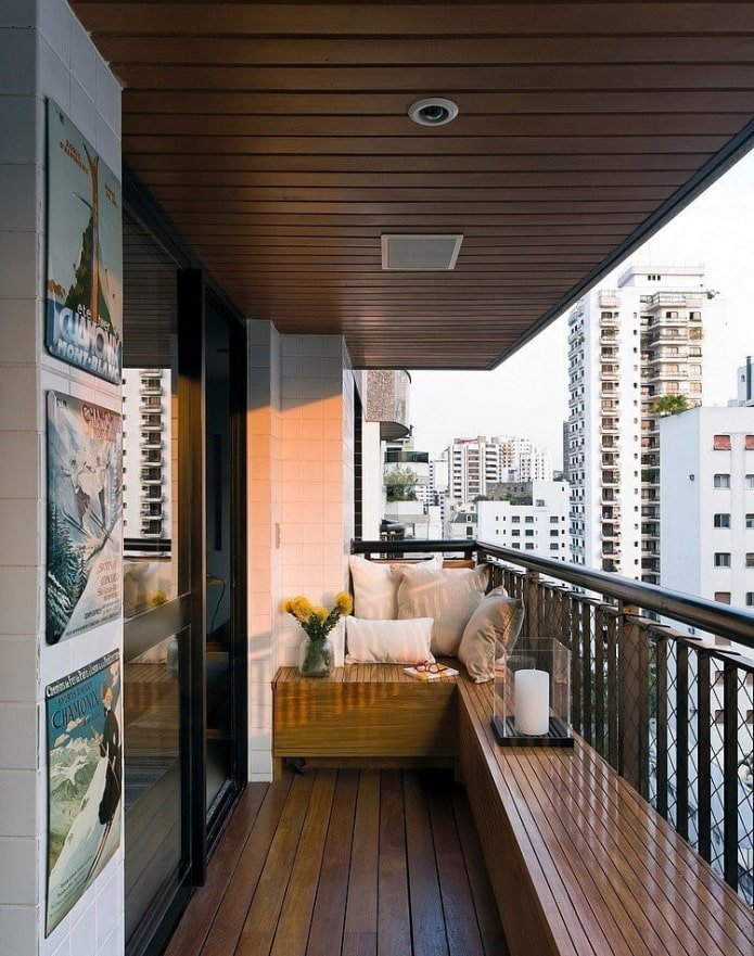 Deckendekoration im Inneren des Balkons