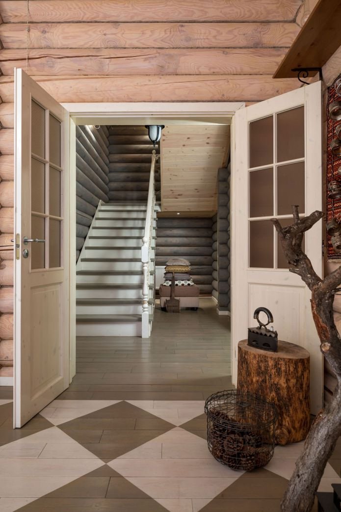 Flurgestaltung in einem Holzblockhaus