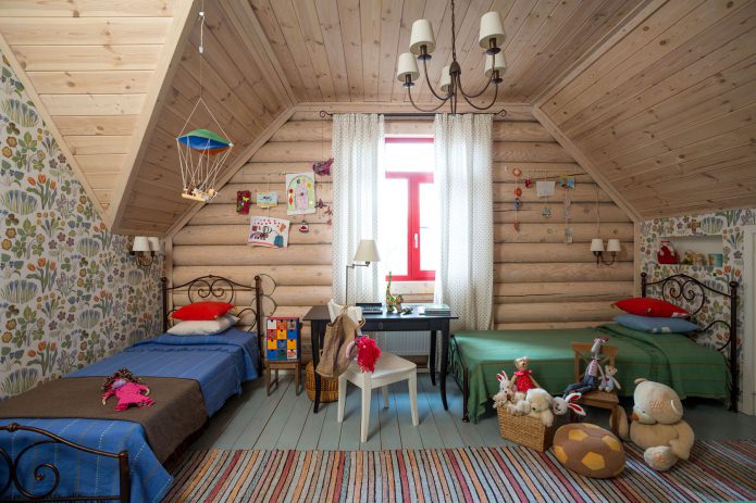 Kinderzimmergestaltung in einem Holzblockhaus