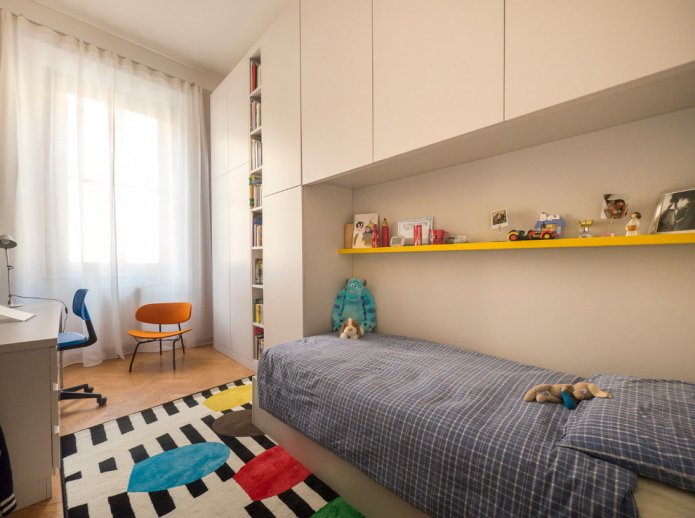 Schrank und Bett