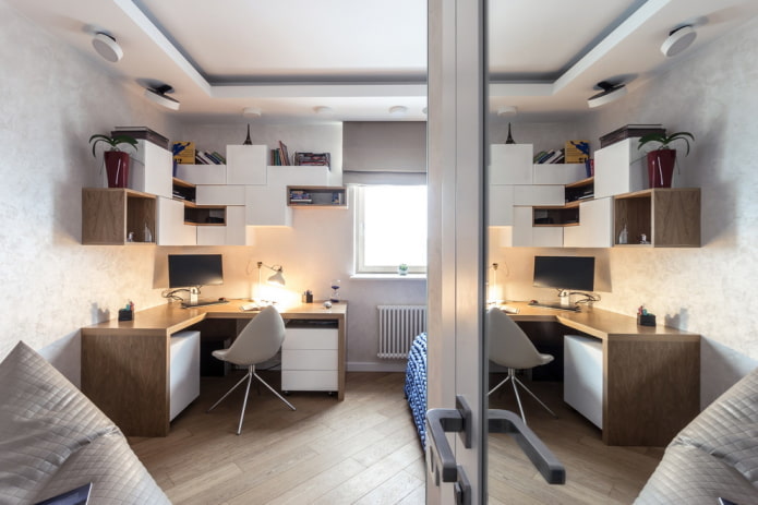 Strahler und eine Lampe
