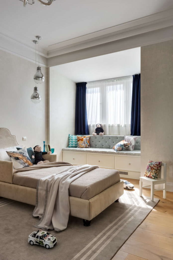 Sofa auf der Fensterbank im Kinderzimmer