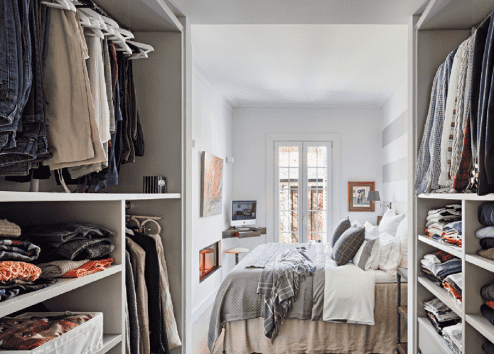 Kleiderschrankdesign am Eingang zum Zimmer