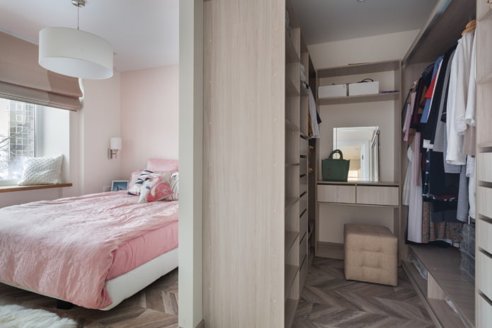 Kleiderschrankdesign am Eingang zum Zimmer