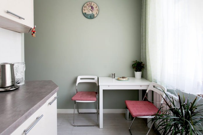 rechteckiger Esstisch im Kücheninterieur