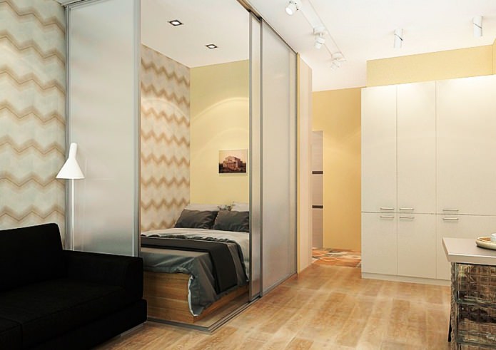 Verstecktes Bett hinter Schiebepaneelen