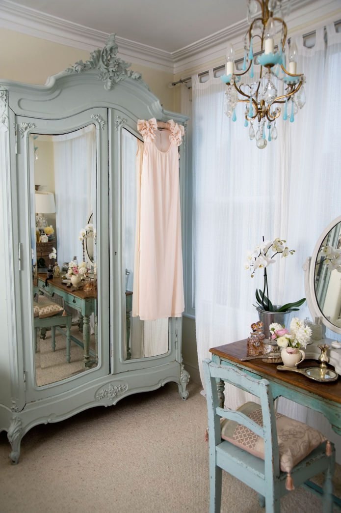 Vintage-Garderobe mit Spiegel