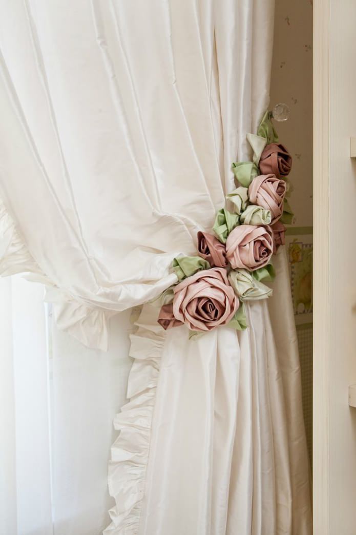 Vorhanganhänger mit Rosen