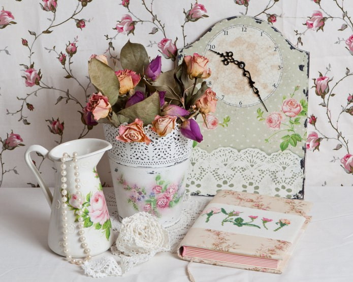 Shabby Chic Deko mit Rosenmuster